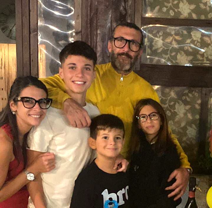 Jessica und Emilio mit der Familie bei einem Fest